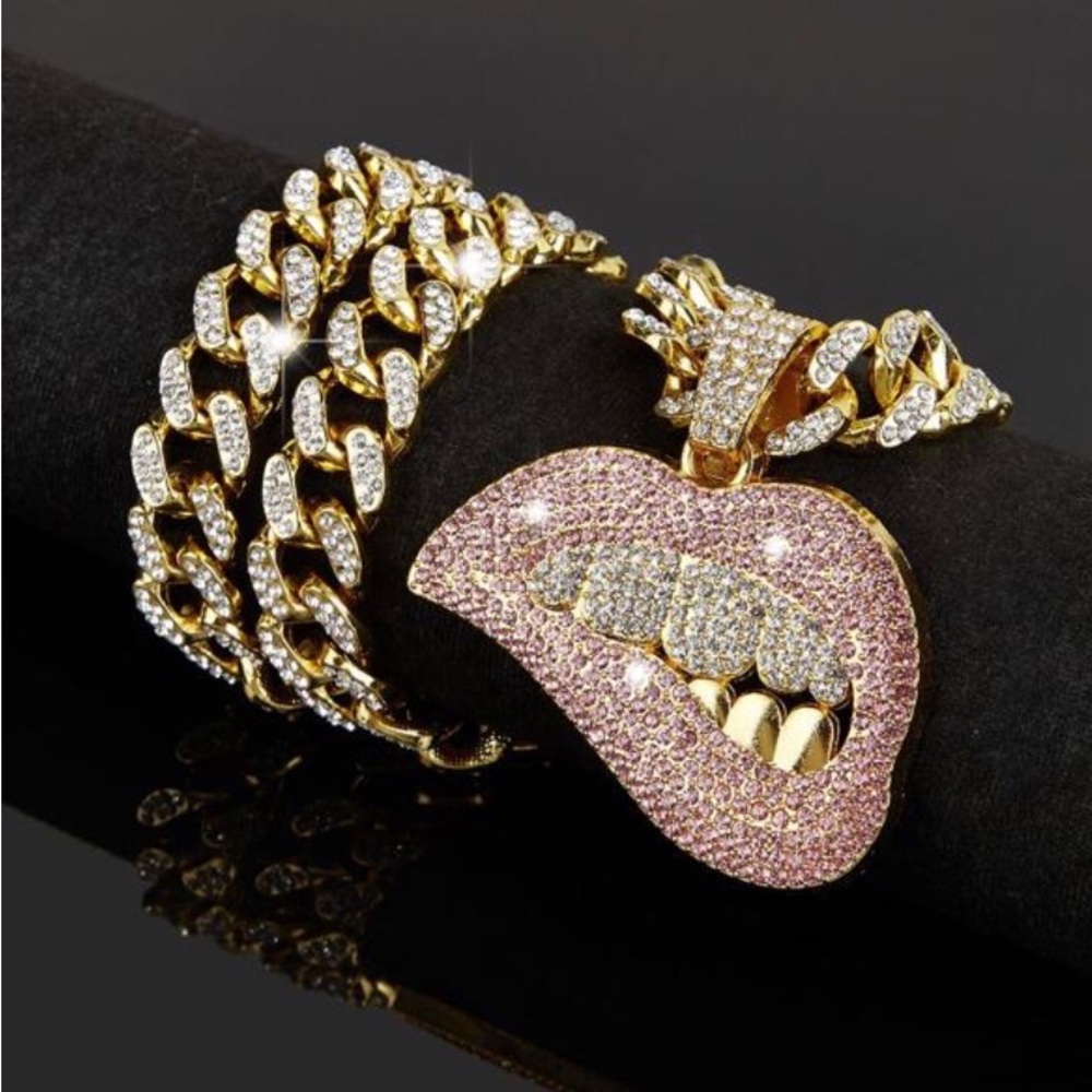 Lip pendant Necklace - Picture 3 of 5